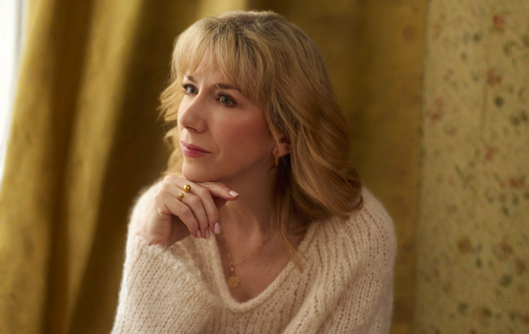 Muireann Nic Amhlaoibh with Kim Carnie