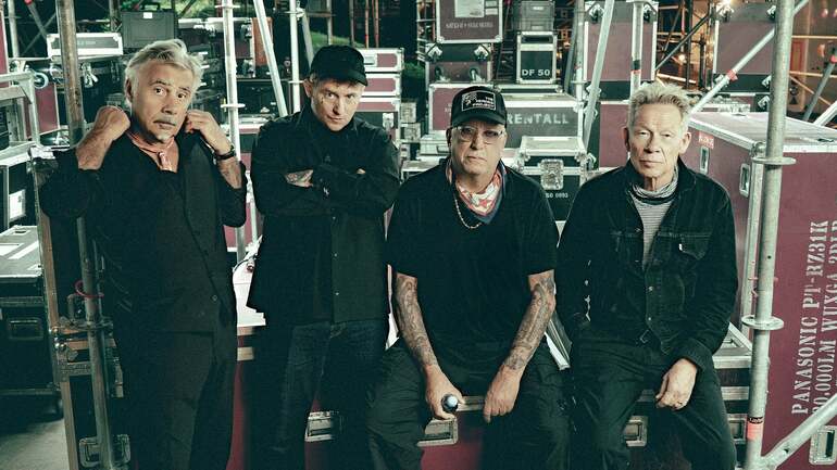 Sex Pistols (Paul Cook, Steve Jones, Glen Matlock) featuring Frank Carter